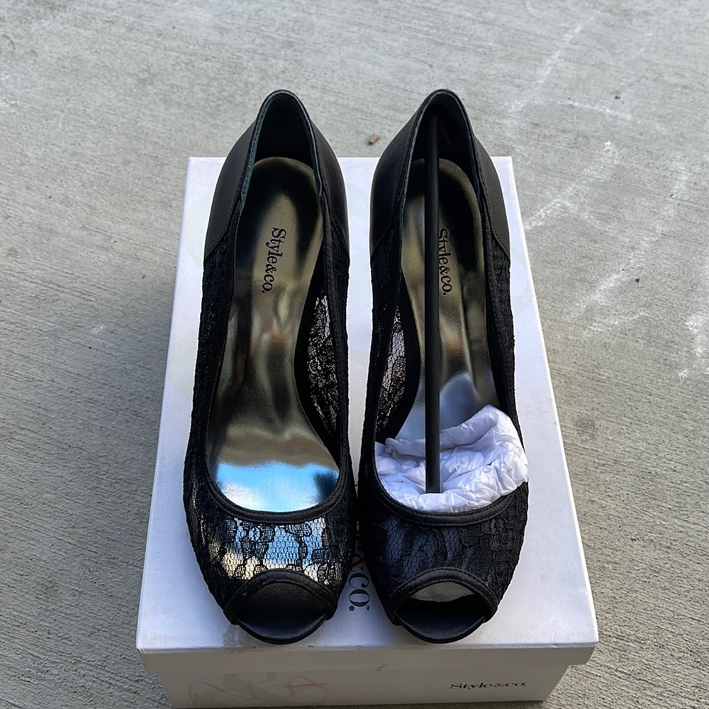 New without tag Style Co lace heels
